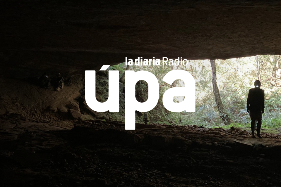 Conductora en cabina con micrófono y consola de mezcla